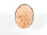 Gros plan sur une bague ornée d'une fleur