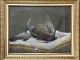 une peinture à l'huile représentant un oiseau mort posé sur une feuille de papier