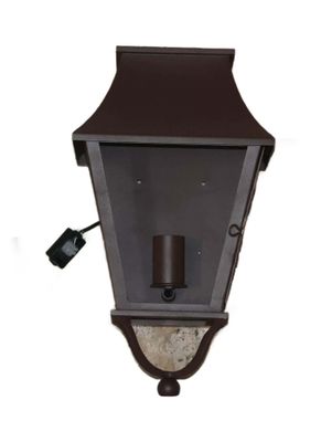 une lampe fixée sur le côté d'un mur