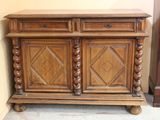 un meuble en bois surmonté de deux tiroirs