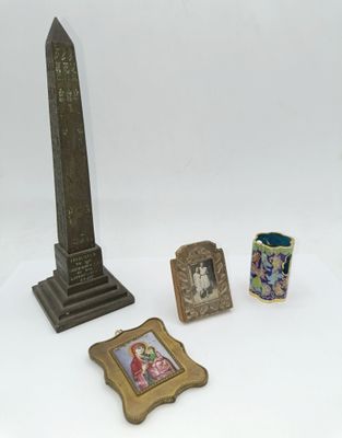 une photo d'une statue, d'un vase et d'une femme