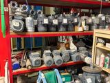 de nombreux types d'outils différents sur les étagères de l'atelier