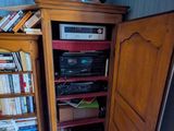 une armoire en bois sur laquelle sont posés plusieurs livres