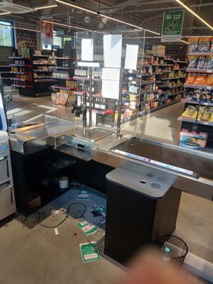 une machine qui se trouve au milieu d'un magasin