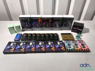 beaucoup de jeux vidéo posés sur une table blanche