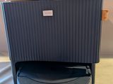 une valise posée sur une table