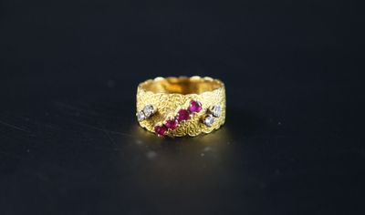 gros plan d'une bague en or avec des diamants sur une surface noire