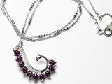 collier violet et argenté avec un pendentif en forme de cœur sur une chaîne en argent