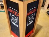 une boîte en bois sur laquelle est collée une étiquette noire et rouge