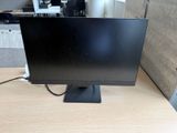 un écran d'ordinateur posé sur un bureau dans un bureau