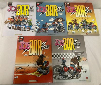 un grand nombre de bandes dessinées sur la table