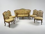 quatre chaises et un canapé dans une pièce sur fond blanc