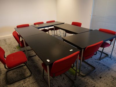 une table et des chaises dans une pièce avec une grande fenêtre
