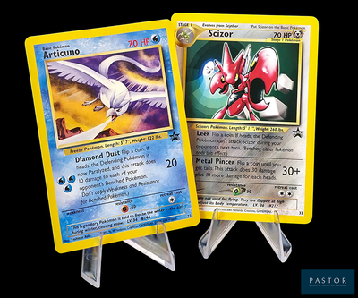 deux cartes Pokémon posées côte à côte, l'une sur l'autre