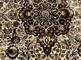 une photo d'un tapis de sol marron et blanc orné d'un motif en médaillon