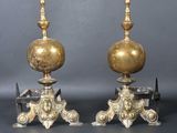 une paire de bougeoirs anciens en laiton sur socles, sur fond gris
