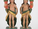 paire de statues en bois représentant deux enfants tenant des pots et un pot de fleurs