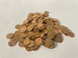 une pile de pièces d'or sur une surface blanche