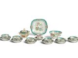 un ensemble d'assiettes et de tasses en porcelaine posées sur une surface blanche