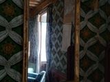 un miroir accroché au mur de la pièce