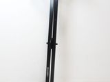 un scooter noir et vert posé sur un sol blanc