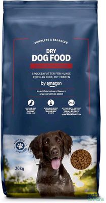 un sac de croquettes avec la langue d'un chien qui dépasse