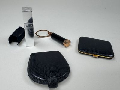 un téléphone portable et un porte-clés posés sur une table