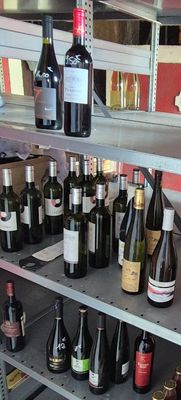 de nombreuses bouteilles de vin sur les étagères du magasin