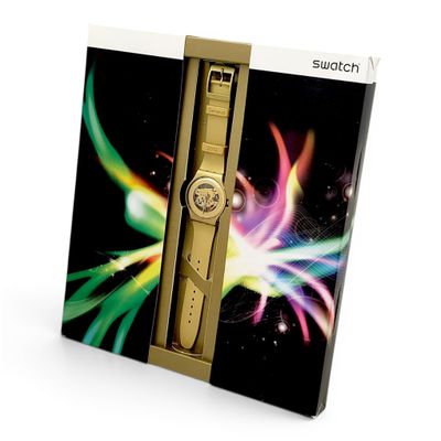 une boîte avec une montre à l'intérieur sur une surface blanche