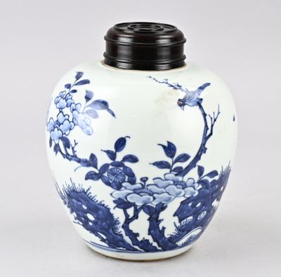 un vase bleu et blanc orné de fleurs et d'oiseaux
