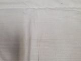 un morceau de tissu blanc assemblé par des points de couture