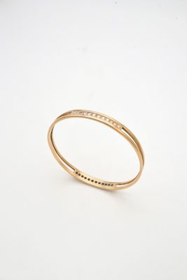 une bague en or jaune avec un diamant serti au centre