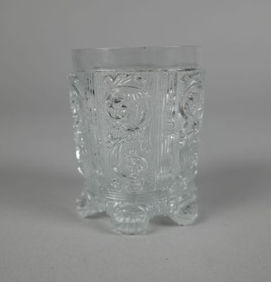 Verre en cristal moulé à décor de rinceaux H 10 cm (Egrenure…