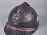 deux casques posés sur une table