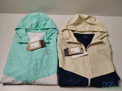 deux vestes avec leurs étiquettes, posées l'une à côté de l'autre