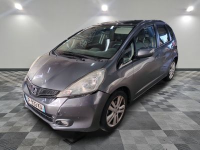la photo d'une voiture argentée garée dans un garage