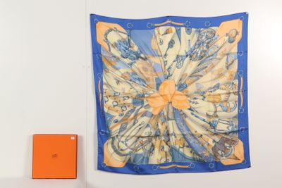 une écharpe bleue et jaune accrochée au mur à côté d'une boîte orange