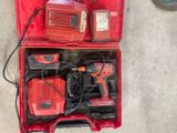 une caisse à outils rouge avec des outils sur le sol