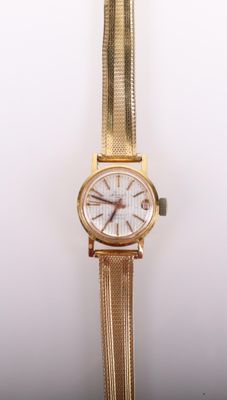 une image d'une montre-bracelet en or avec un cadran blanc