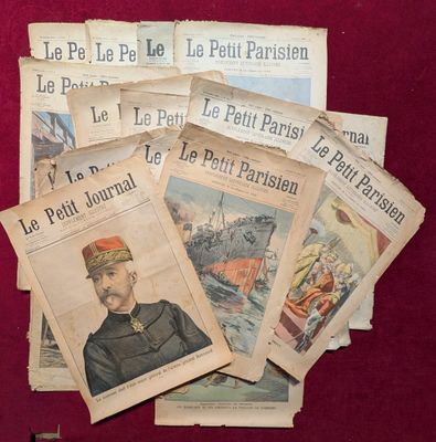 Plusieurs journaux sont empilés les uns sur les autres sur une surface rouge.