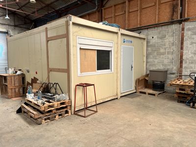 une photo d'un bâtiment en cours de construction dans un garage