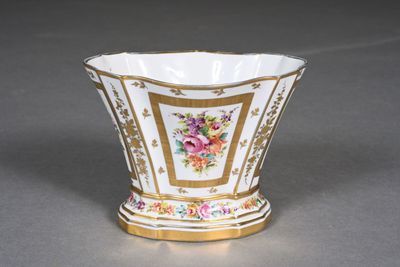 Vase de forme éventail sur socle en porcelaine à décor polyc…