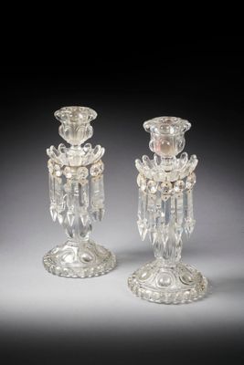 paire de bougeoirs en verre taillé ornés de motifs en cristal