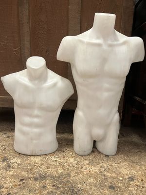 deux mannequins en céramique blanche assis l'un à côté de l'autre sur un comptoir