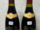 deux bouteilles de vin posées l'une à côté de l'autre sur un comptoir