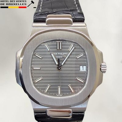 une photo d'une montre avec un bracelet en cuir noir