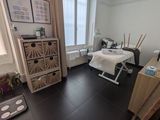 une photo d'une chambre avec un lit et un bureau