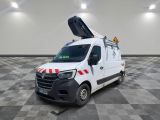 une camionnette blanche avec une bande rouge et blanche sur le côté