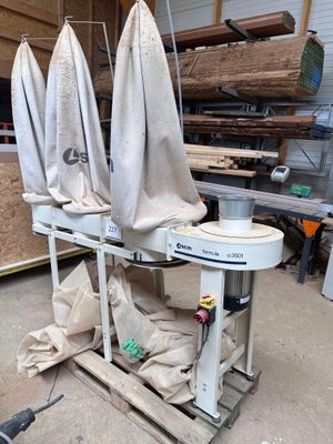 une machine posée sur une table dans un garage