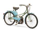 un vélo bleu posé sur une surface blanche